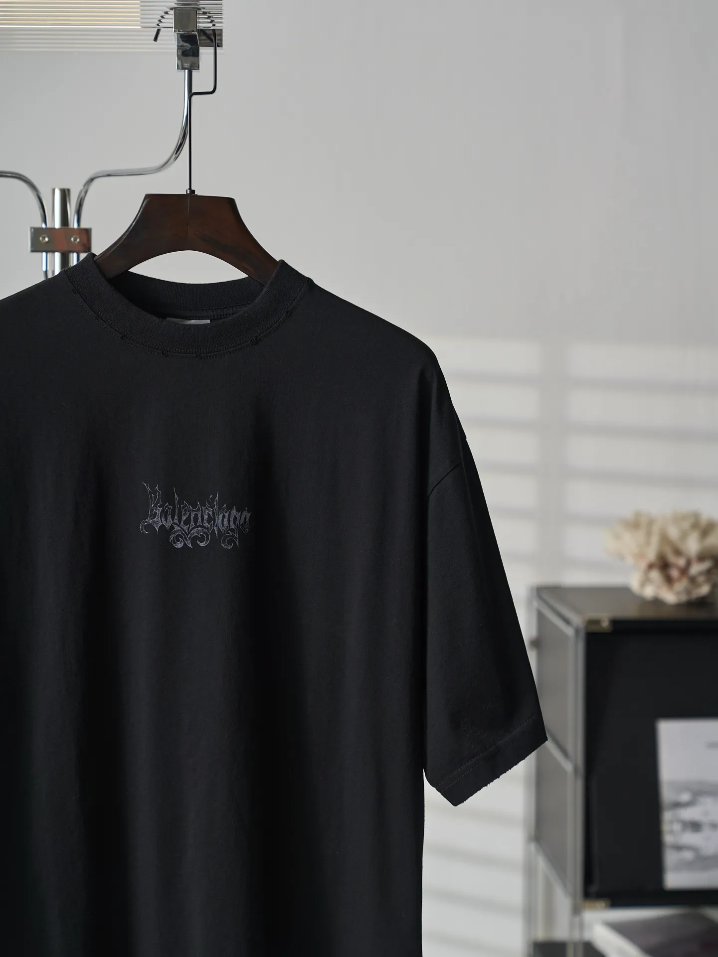 Balenciaga/ T 【In Stock】XS S M L ：24 / 185G ：32 1×1 / 270G 24 ， 。 、 ， ， ； ， 。 32 ， ， ， 。 。 ， ， 。 ， ， Breathable、 。 ， 、 ， ， ，Breathable 。 ； 。 ， Retro 。